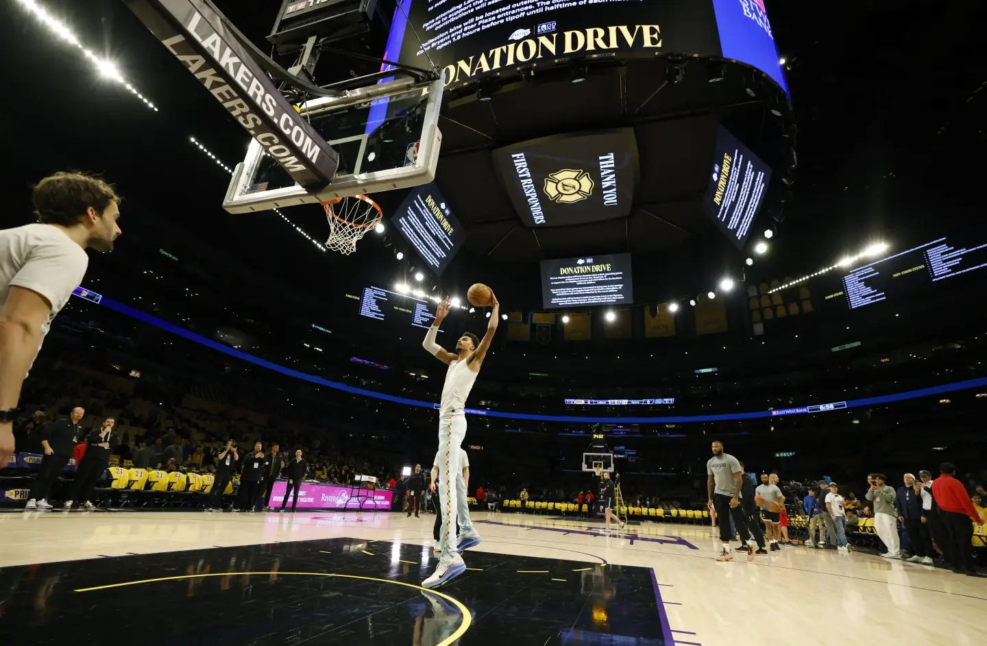 Lakers y Clippers regresan a sus canchas locales después de días de devastación por incendios en Los Ángeles