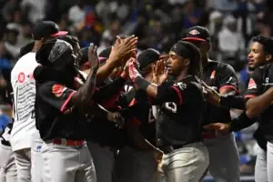 Jugadores del Escogido celebran 