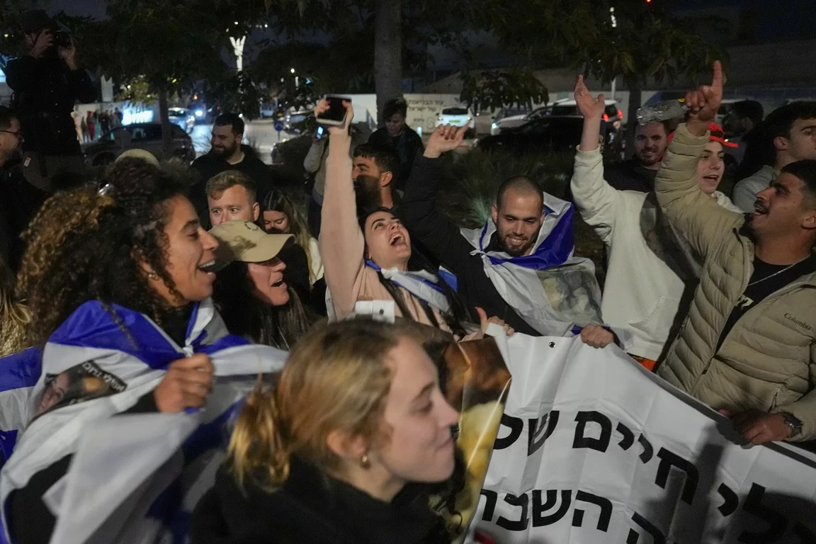 Aplausos y lágrimas en la plaza de los rehenes en Tel Aviv