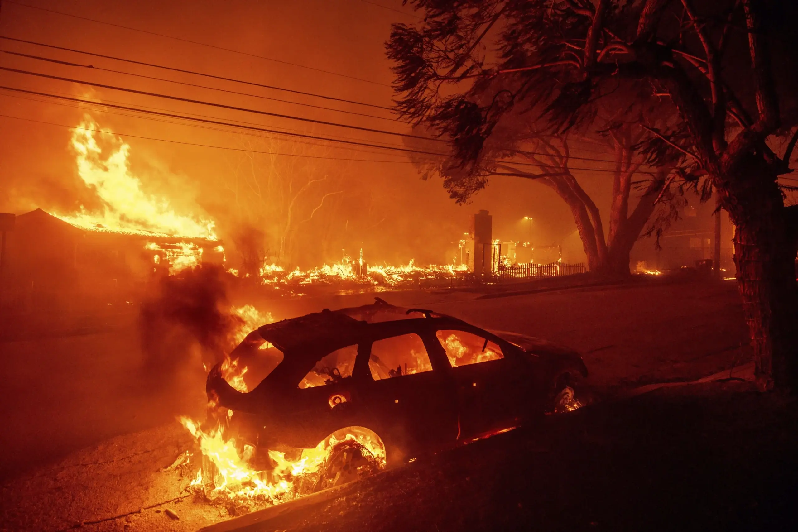 Uno de los incendios de Los Ángeles avanza hacia el acaudalado barrio de Brentwood