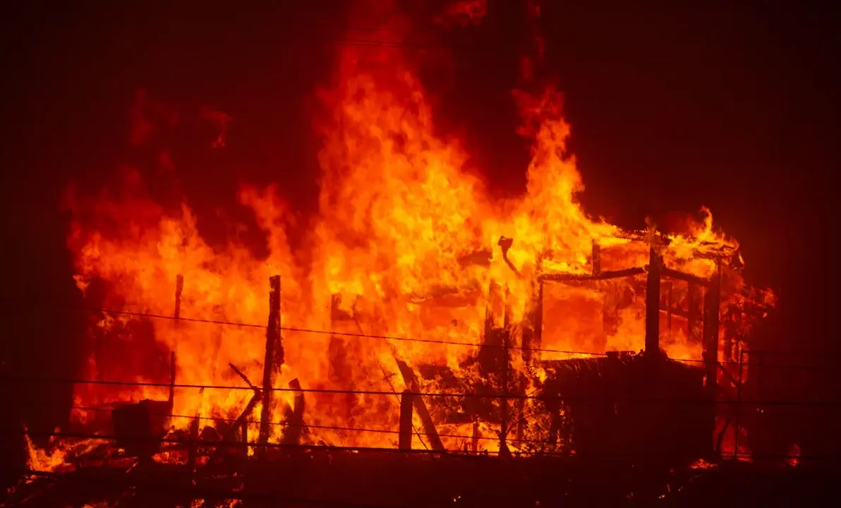 Las 37 fotos más impactantes de los incendios forestales que arrasan Los Ángeles