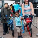 Cientos de niños reciben juguetes a cambio de botellas plásticas