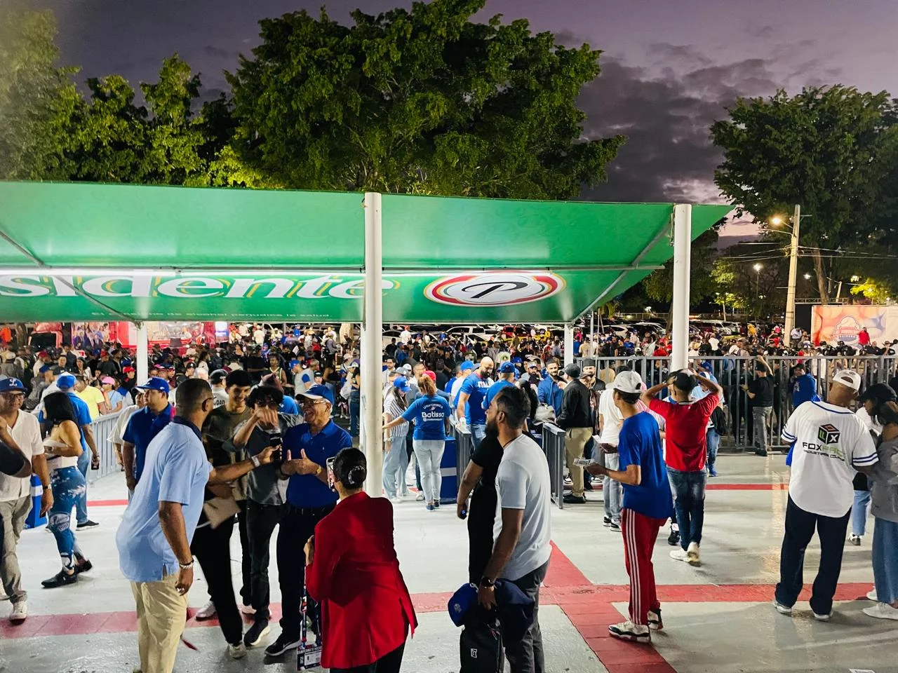 Ambiente de juego: Los liceistas regresaron al estadio Quisqueya