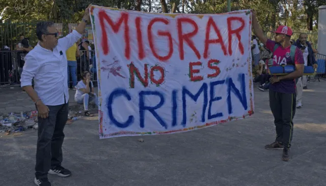 ¿Por qué es falso que estar indocumentado sea un “crimen”, como dice la Casa Blanca?