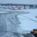 Una fuerte nevada provoca cierres en los aeropuertos británicos y caos en el transporte