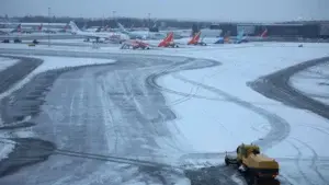 Una fuerte nevada provoca cierres en los aeropuertos británicos y caos en el transporte