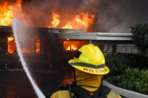 El incendio de Los Ángeles fuerza la evacuación de 30.000 residentes y avanza sin control