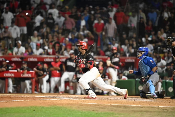 Jean Segura al momento de pegar el hit que dio triunfo a Escogido