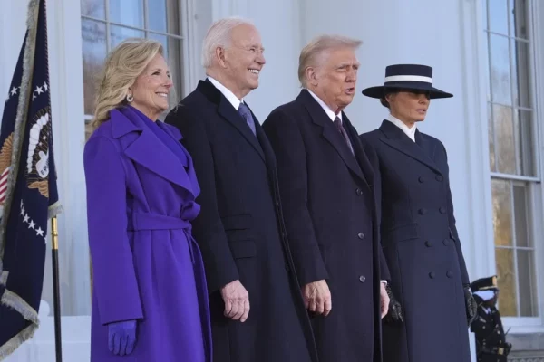Donald Trump y Melania Trump. posan junto a Joe Biden y Jill Biden, a su llegada a la Casa Blanca. AP