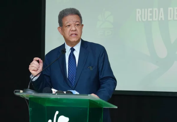 Leonel atacó que no se completaran obras con los recursos de Aerodom.