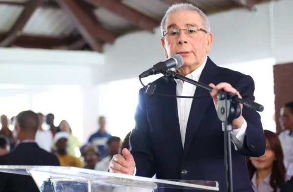 Danilo Medina habla en la asamblea de su partido celebrada en Higüey.   FOTO externa.
