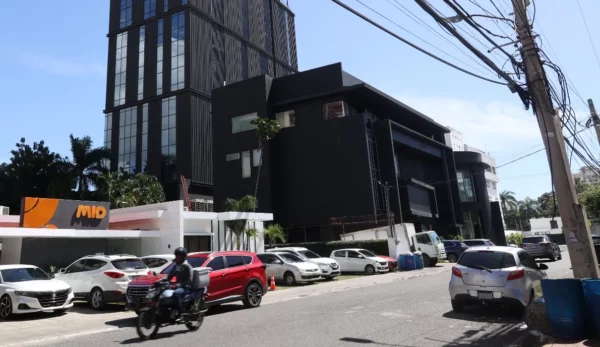 Vecinos de la calle Rafael Hernández temen que lugar se torne caótico con el tráfico.