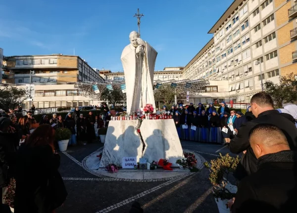 El papa sigue en tratamiento y fisioterapia respiratoria luego de dejar la fase crítica