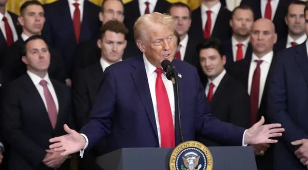 El presidente de Estados Unidos, Donald Trump, llegó a un acuerdo con México y Canadá para suspender los aranceles.