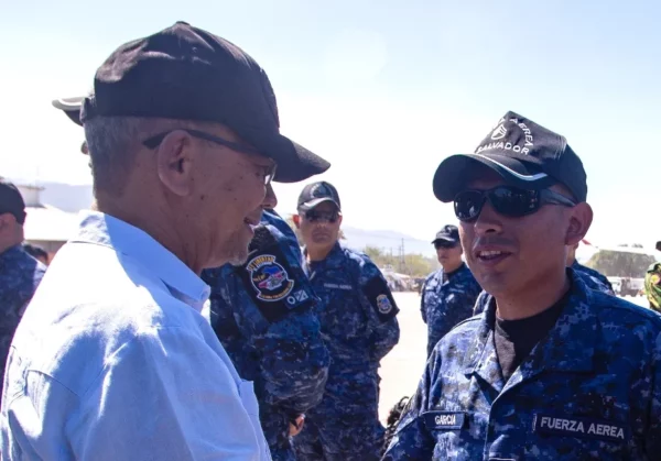 Los militares fueron recibidos por Leslie Vltaire.
