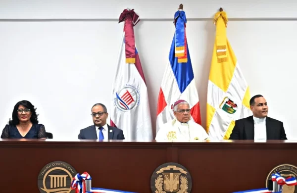 José Luis de la Cruz, rector UCSD, y personalidades en acto.