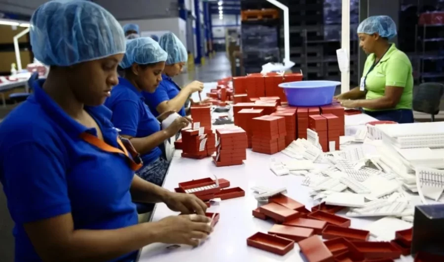 La tasa de informalidad se ubicó en el punto más bajo de la serie al registrar un 54.8 %. La tasa de informalidad se ubicó en el punto más bajo de la serie al registrar un 54.8 %.