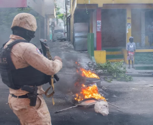 La policía enfrenta bandas.