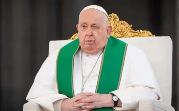 El papa Francisco presenta una leve mejoría en el hospital.