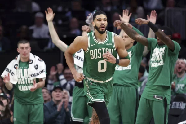Jayson Tatum comandó la ofensiva de los Celtics de Boston.