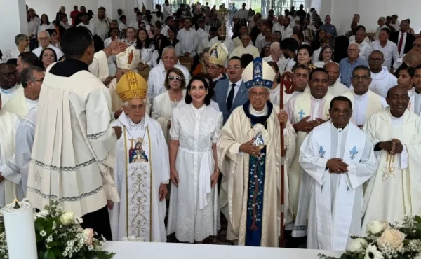 La  eucaristía fue oficiada por su excelencia monseñor Francisco Ozoria Acosta.