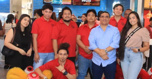 Ejecutivos y colaboradores, durante el encuentro.