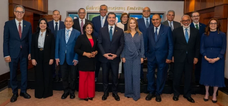 El presidente ejecutivo del Banco Popular, Cristopher Paniagua, reunió a ejecutivos de medios de comunicación con quienes habló del desempeño de esta institución financiera en el año 2024 y de algunos tópicos tópicos económicos. El presidente ejecutivo del Banco Popular, Cristopher Paniagua, reunió a ejecutivos de medios de comunicación con quienes habló del desempeño de esta institución financiera en el año 2024 y de algunos tópicos tópicos económicos.