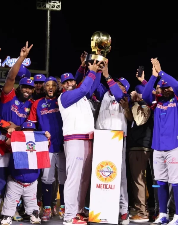Albert Pujols y los jugadores del Escogido cargan  con orgullo la corona de la Serie del Caribe.