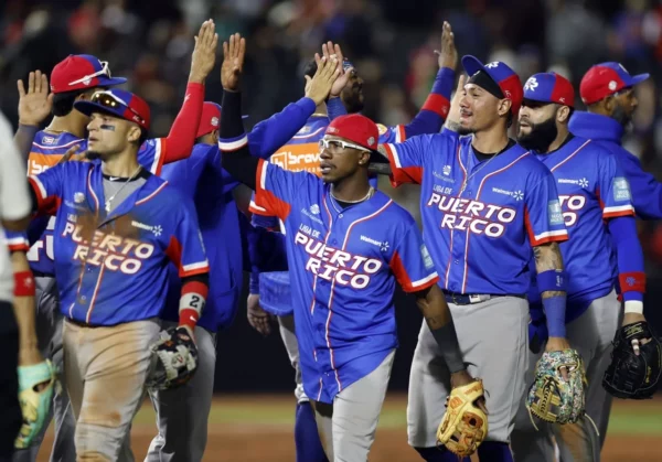 Los jugadores boricuas se saludan luego de lograr un dramático triunfo sobre los dominicanos en la Serie del Caribe.  Ap
