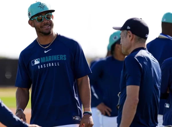 El dominicano Julio Rodríguez conversa con la leyenda japonesa Ichiro Suzuki en los entrenamientos de los Marineros.  Ap