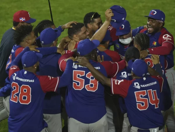 El equipo dominicano celebra, luego de vencer a los venezolanos en un juego muy batallado en  entradas finales.  Ap