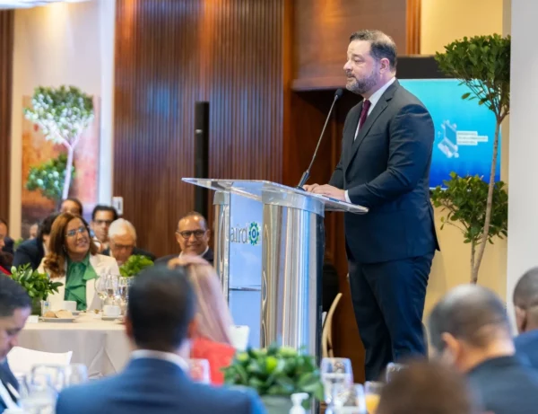 Armando Paíno Henríquez habla durante  primer encuentro empresarial del AIRD.