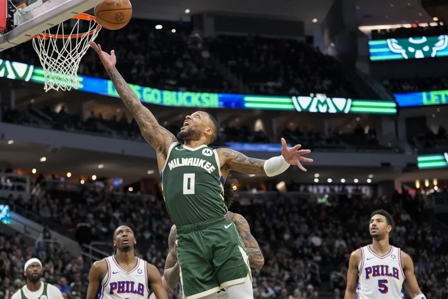 Damian Lillard intenta completar una ofensiva durante el juego Damian Lillard intenta completar una ofensiva durante el juego