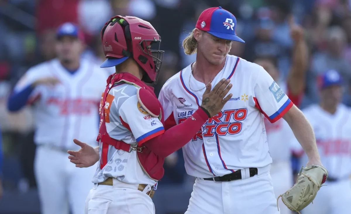 Jugadores del Puerto Rico celebran su primera victoria ayer en la Serie del Caribe. Ap