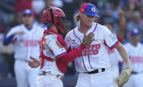 Jugadores del Puerto Rico celebran su primera victoria ayer  en la Serie del Caribe.  Ap