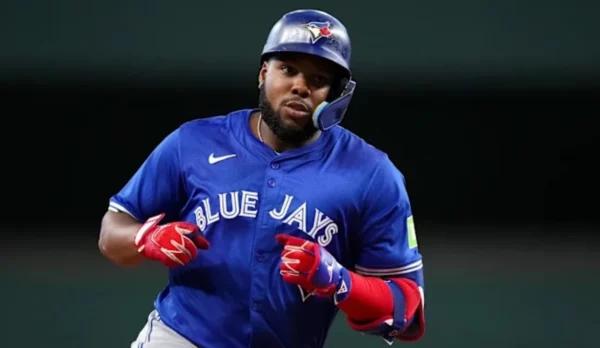 El dominicano Vladimir Guerrero Jr. no ha recibido la oferta que espera de los Azulejos.  AP