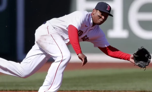 El dominicano Rafael Devers durante su carrera sólo ha defendido la tercera base.  Ap