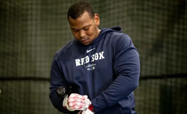 El dominicano Rafael Devers atraviesa por una situación muy difícil en los Medias Rojas  .  AP