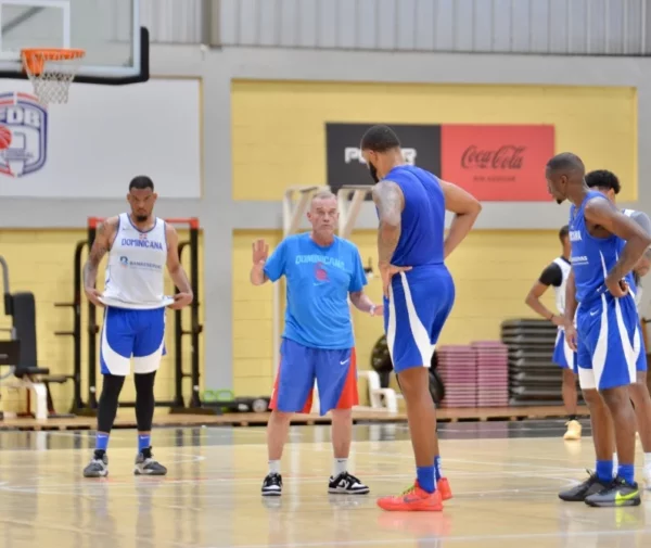 Che  García instruye jugadores en práctica. fuente externa