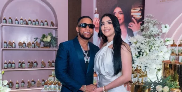 Elvis Martínez y Santa de Martínez durante la presentación de la nueva línea.