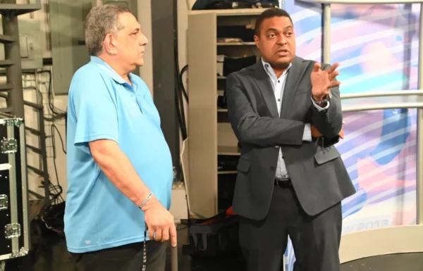 José Monegro y Luis Chanlatte conversan durante  recorrido en Colimdo.  fuente externa