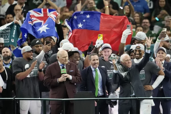 Jugadores y ejecutivos de los los Philadelphia Eagles celebran coronación Super Bowl.