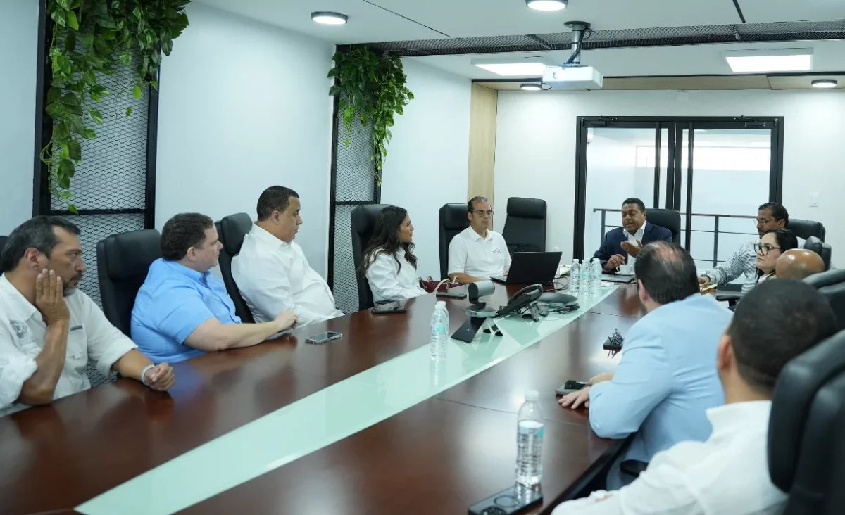 José P. Monegro conversa con la amplia representación de empresas de mercadeo deportivo.
