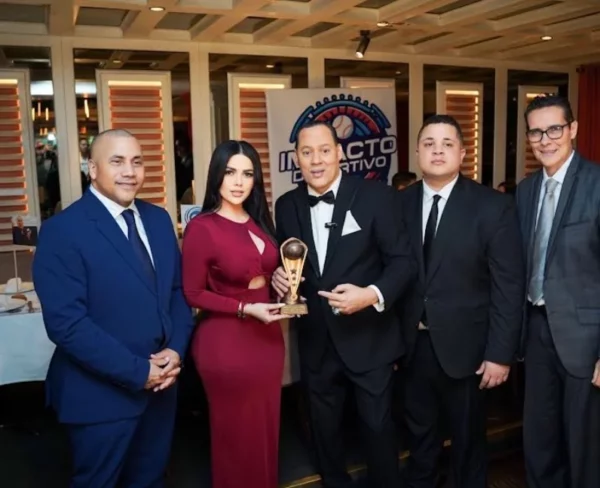 Entrega a Mirabal, del premio “Narrador Latino del Año”.