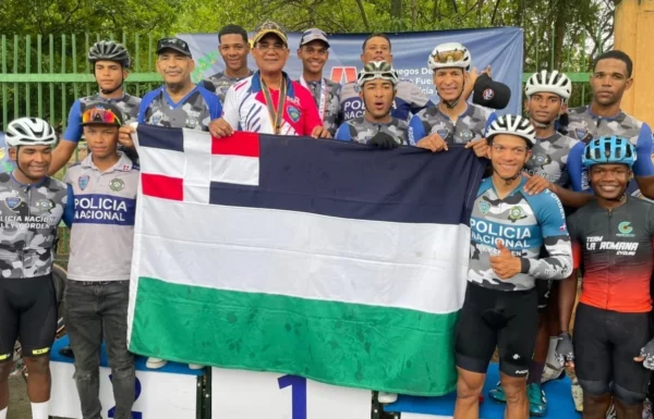 Equipo  ciclismo de la Policía Nacional celebra victoria Juegos Militares.   fuente externa