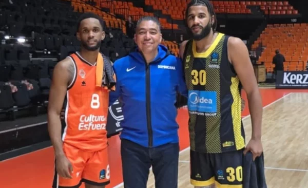 Jean Montero, Junior Páez y L. J. Figueroa durante el recorrido en Europa.     fuente externa