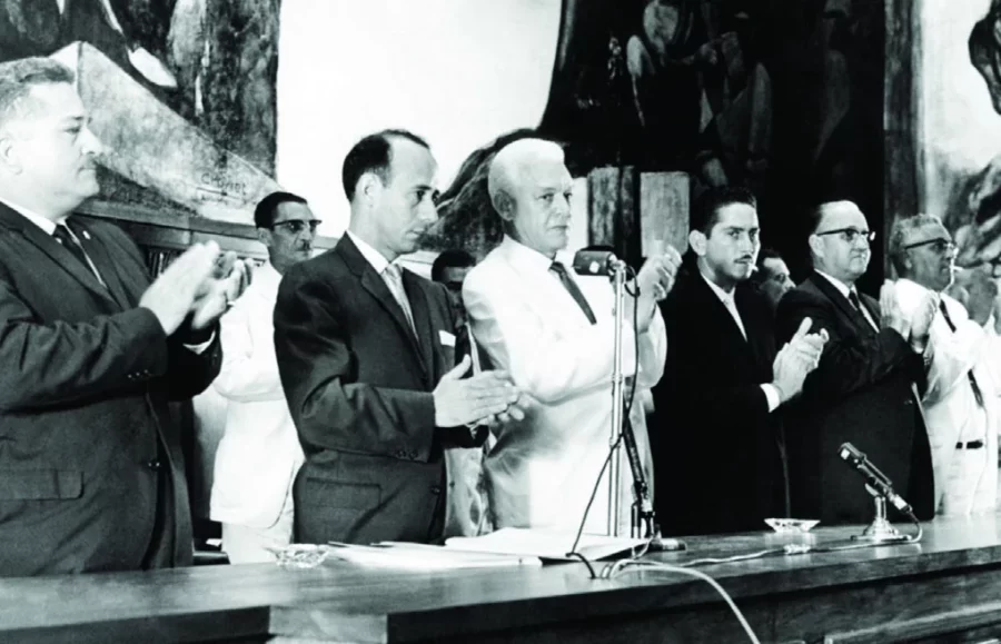 Juan Bosch tomó posesión de la Presidencia de la República en un acto organizado el 27 de febrero de 1963. Juan Bosch tomó posesión de la Presidencia de la República en un acto organizado el 27 de febrero de 1963.