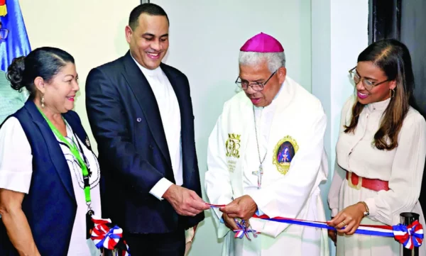 Monseñor Ozoria, junto al rector de la UCSD, la decana Ávila y otros maestros en el corte de cinta.