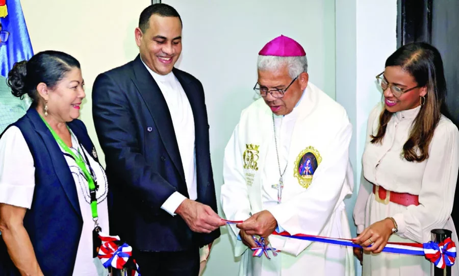 Monseñor Ozoria, junto al rector de la UCSD, la decana Ávila y otros maestros en el corte de cinta. Monseñor Ozoria, junto al rector de la UCSD, la decana Ávila y otros maestros en el corte de cinta.
