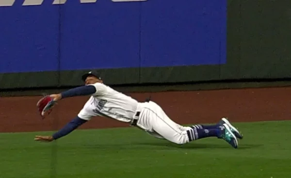 El dominicano Julio Rodríguez es un jugador de excelente defensa en el jardín central.  Ap